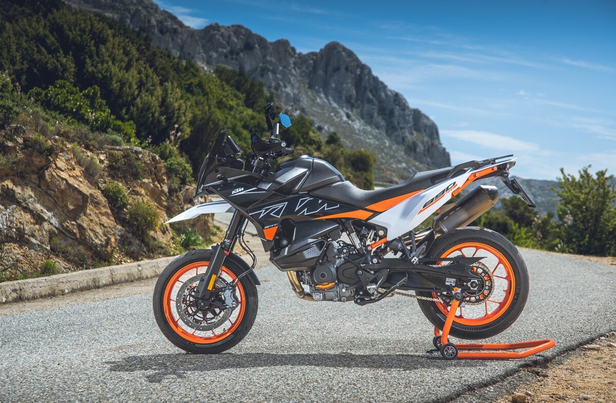 KTM 890 SMT, la prova: una nuova moto da teppisti in città!